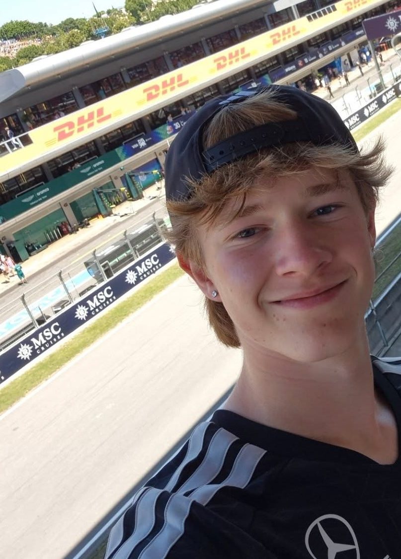 Olek Wiśniewski na torze F1 w Barcelonie
